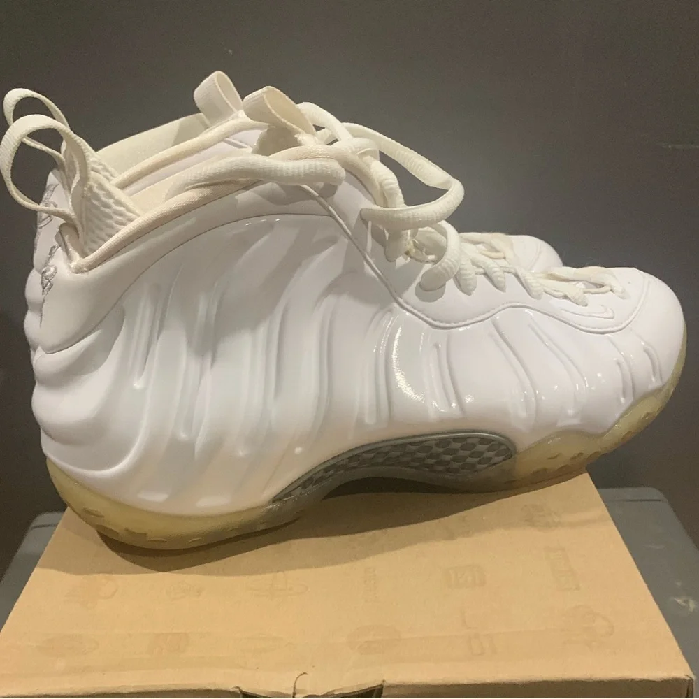 Men’s White Foamposite Sneakers Sz.7